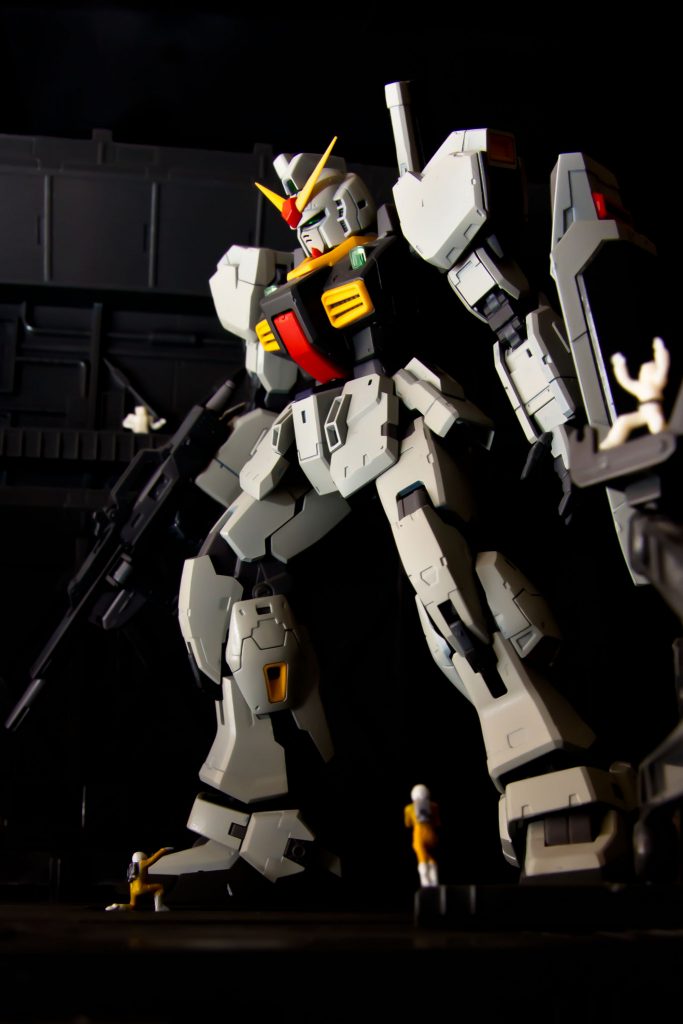 過去作です。RG発売直後に製作しました。写真のレイアウトに合わせてプラモや背景を並べて撮影したもので、ジオラマではありません。ティターンズカラーをエゥーゴカラーに塗装したものです。胸部とスリッパは成型色です。このMkⅡは健在なので、後ほど追加撮影したいと思います。