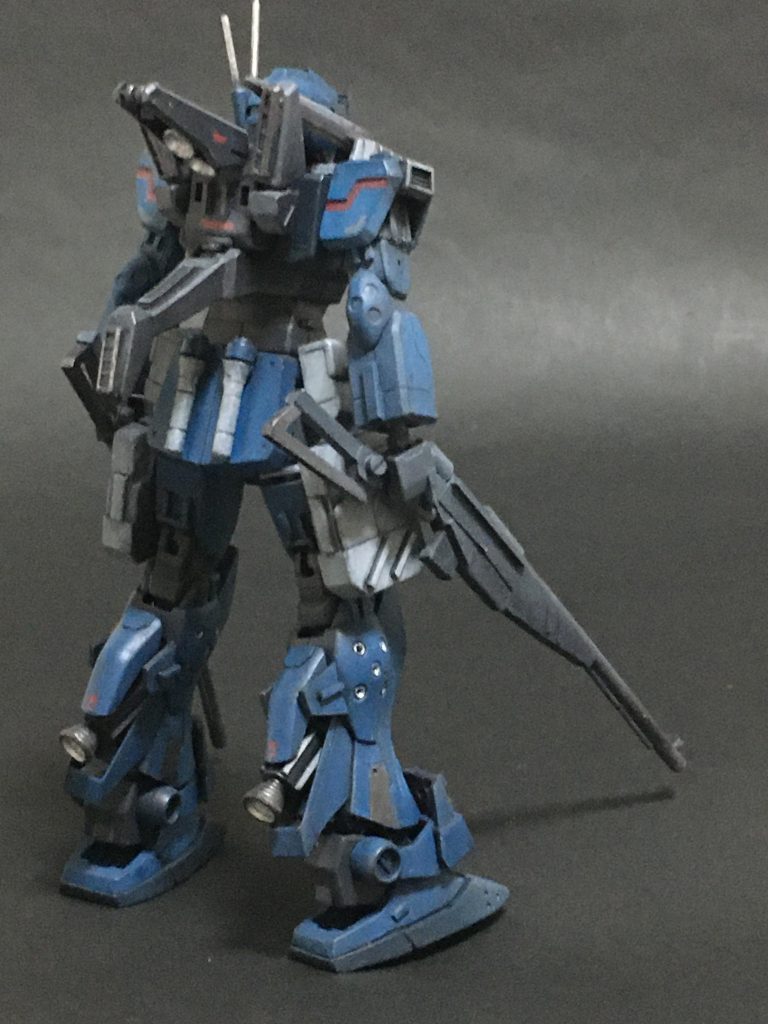 後ろ。謎の犬型ランドセルはシンプルに改造。腿廻りのスラスターもジャンクやプラ材で改造してあります。