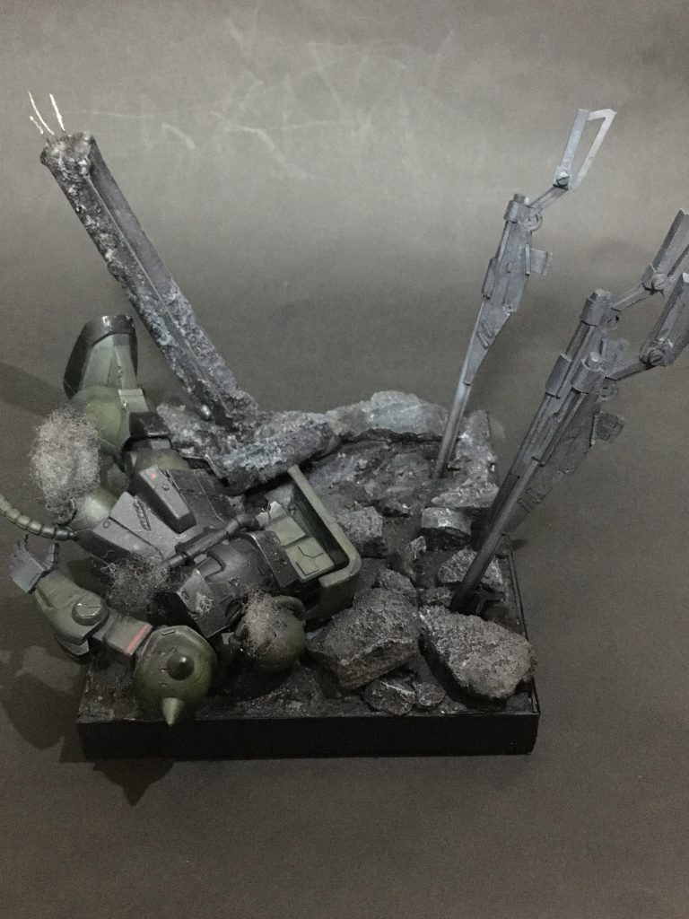 【ジオラマ】FGザクをズタズタにして横たわらせています。ザク君ごめんね、でも君を作ってる時が一番楽しかったから!