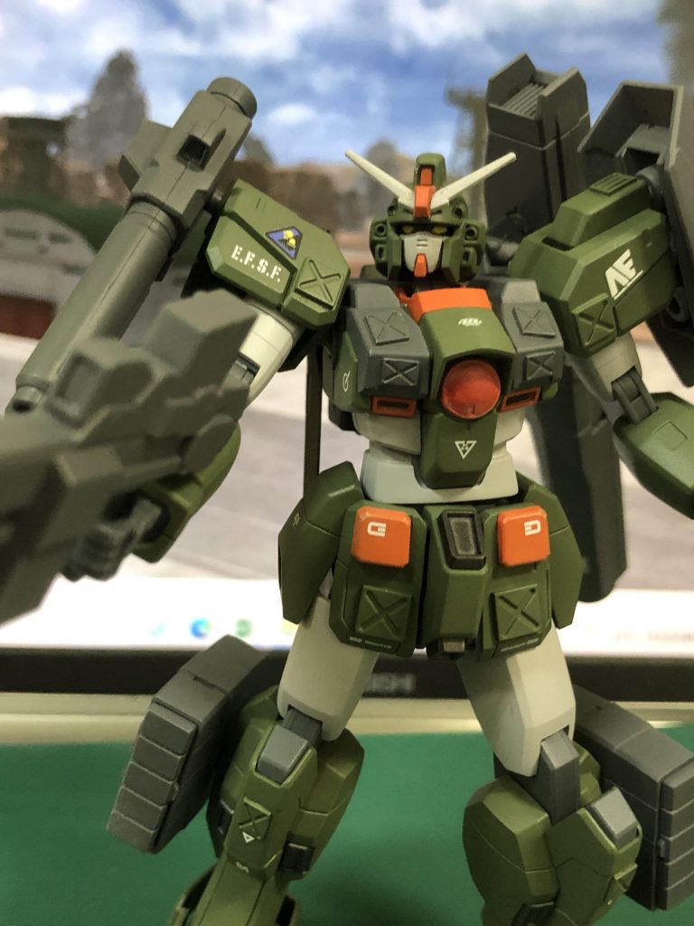 各関節付近にはウェアラブル・アーマーを装着しています。