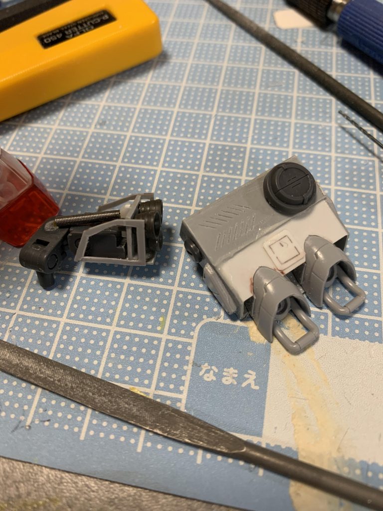 バックパックはビルダーズパーツのバーニアとプラ板エポパテなどで作成。バズーカとの接続のためにポリキャップをエポパテで埋め込んでます。逆側もポリキャップを仕込んで市販のパーツで蓋してます。蓋を外して武装などを取り付けることも可能。ただ、大きすぎました。肩のバーニアは、ジャンクパーツなどを集めて市販の接続パーツの組み合わせでそれっぽく。スプリングを初めて利用。意外と使いづらい。バーニアのフレームぽいものを3mmプラ板で作成して貼り付け。(1mm角棒でやろうとして難しくて挫折しました)