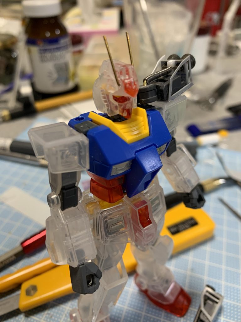 頭部アンテナは真鍮線。フェイスパーツなどの生計はUVレジンを盛って固めて削って形成。その後神ヤスでひたすら磨きました。神ヤスで10000番手まで磨くと十二分に透明になります。