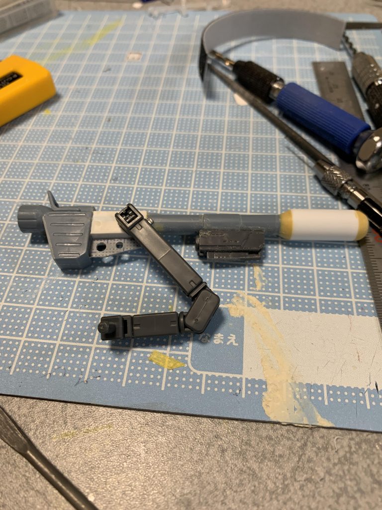 バズーカは、旧キットの武器セットのガンダムバズーカを利用。取手部分はビルダーズのハンドガンをそれらしく利用。