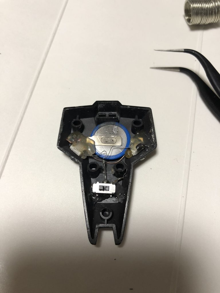 電飾パーツは可動性と見た目をそのままにしたくて、全てのパーツにボタン電池とスイッチを仕込んだ独立式です。その為、膨大な制作時間がかかりましたが、点灯に手間がかかり、電池切れすると二度と交換不可能な仕様に・・・。