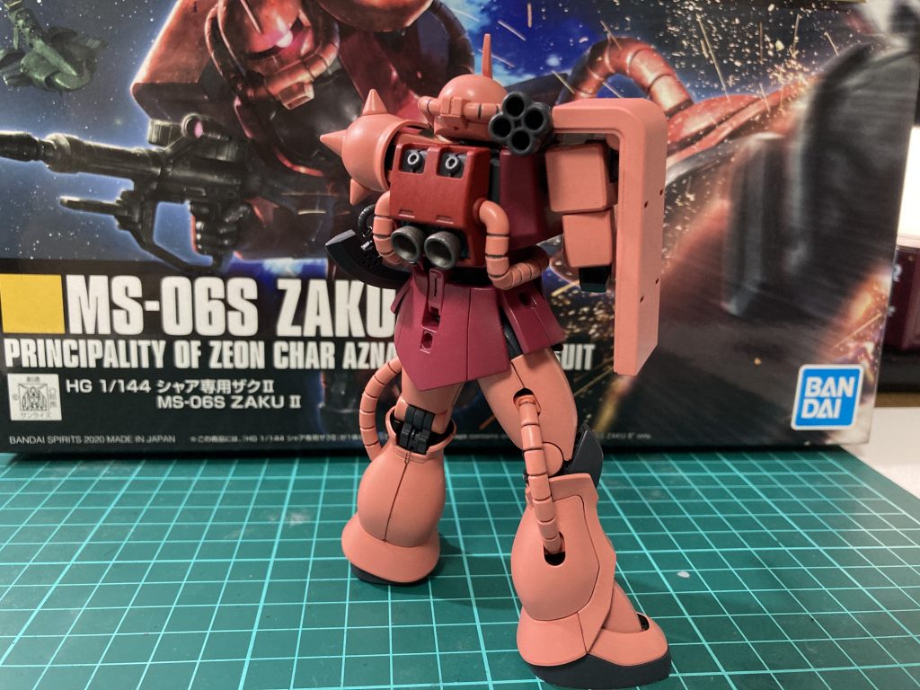 バックパックだけ微妙に他の部位とは色が違ったので、前回制作で余ったナイチンゲールのメインカラーを使い回してます。ザクの後ろ姿って今まであんまり意識して見てこなかったですが、妙にカッコいいなと思いました。