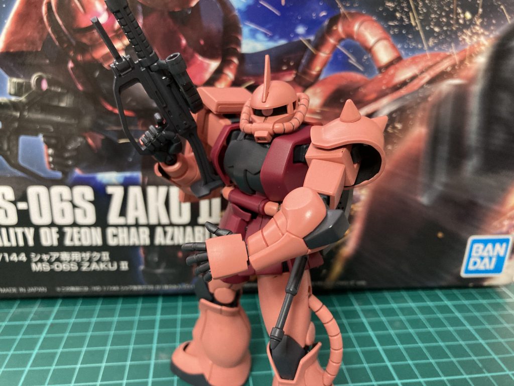 専用の塗料で仕上げるんなら塗装無しで墨入れとトップコートだけでも出来栄えは大差無いんじゃないかとも思いましたが、実際塗ってみたらピンクが成形色よりずいぶんと赤みが薄い!個人的には成形色くらいの赤みの方が渋カッコいいと思ってましたが、よりアニメに忠実なのはこっちの色でしょう。RGのシャアザクの成形色もこれくらいのピンクですね。