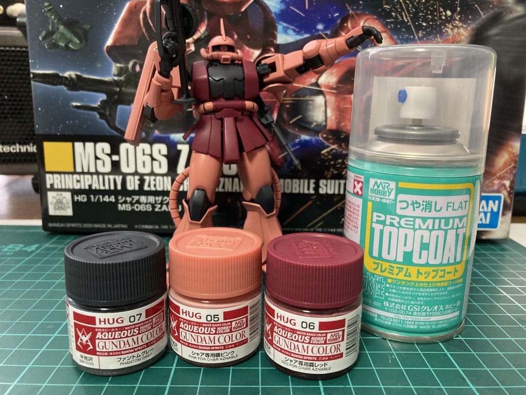 去年のナイチンゲールで体力の消耗と多大な満足感を得たことで、燃え尽き症候群みたいになって製作欲無くなったらマズいな~と考えていました。積みプラ解消と、何より未熟な私にとって技術力向上の為にはとにかく作り続けることが一番。なので次は気軽に組み立てられるやつにしようと考えていて、このシャアザクを出来合いのガンダムアクリルカラーを使って塗装しようというのは早い段階で決めていました。あと、普段は半光沢仕上げを身上としているのですが、硬派な機体なので今回はトップコートをつや消しで仕上げてます。