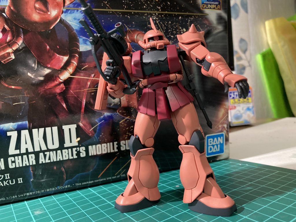ガンプラ売り場のHGUCはこのreviveシャアザク(何故か旧HG版も一緒にいること多々)とガンダムが常に棚に常備されているので、ガンプラ再販日に売り場に行って「また君達が残ったか…好きだけど今は気分じゃ無いんだ」なんて気持ちにさせてくれます。でもきっとバンダイにとってガンダム&シャアザクは特別なんでしょう。絶対に品切れさせてたまるものかよという強い覚悟すら感じます。実際にもしこの二大巨頭が品薄でプレ値扱いになってたら、巷に見かけるバンダイ批判は今現在の比では無いでしょう。