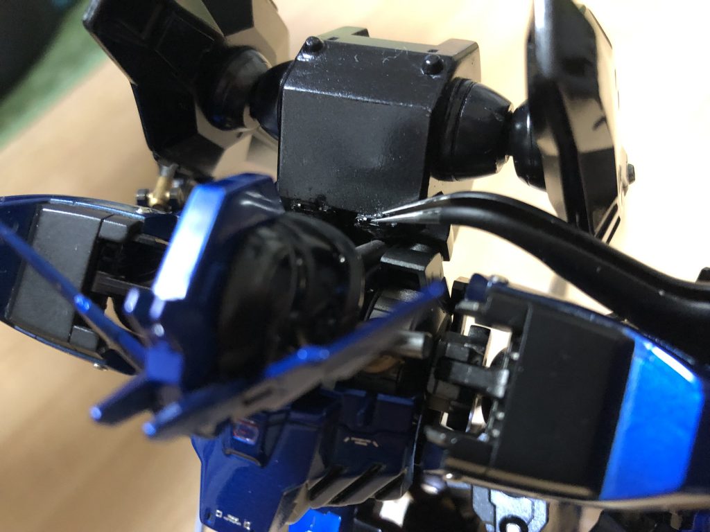 眼のLEDはランドセルに内蔵したボタン電池と繋がってます。ランドセル裏に隠れている?二つのスイッチで色分け点灯できます。