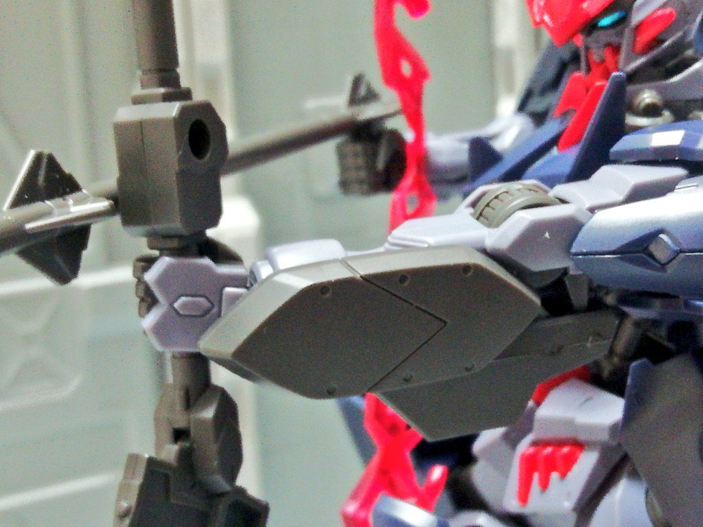 ガントレットはダインスレイヴ発射時手薄になる左腕を守るための兵装。本機が投棄された後は満身創痍のバルバトスへ移植された