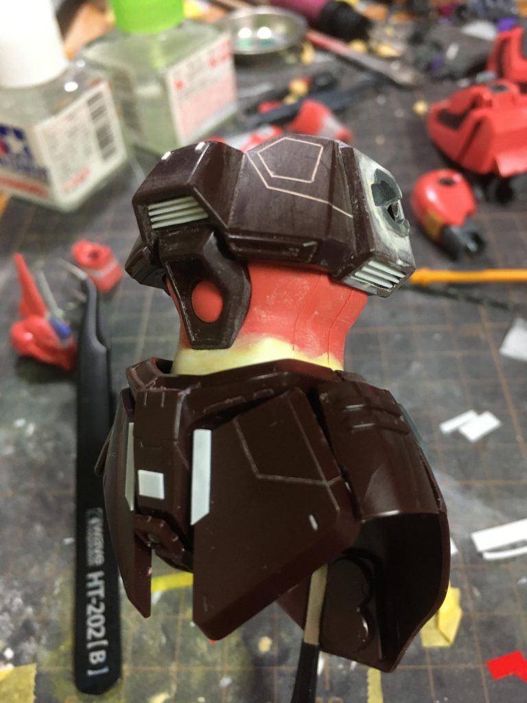 ボディ製作中の写真肩をボールジョイントに変更の他、ダクト部分を開口してプラ板を入れています。