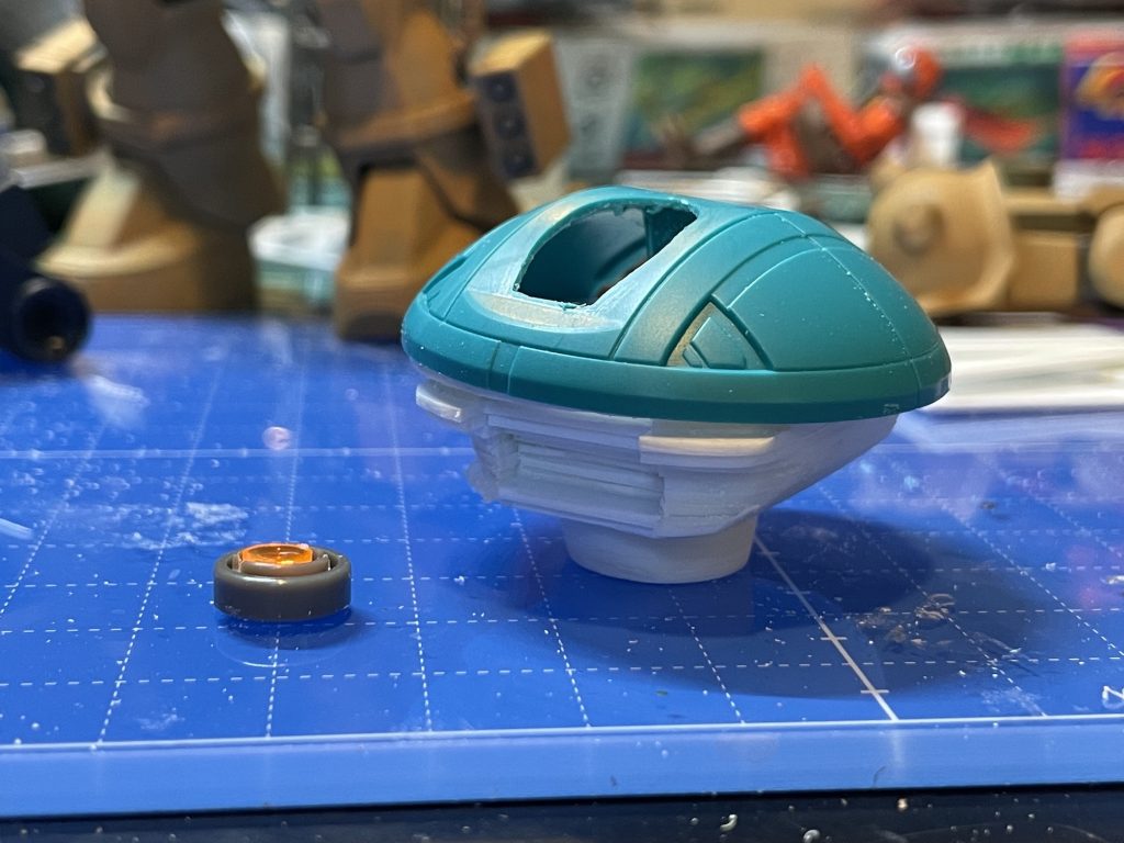 ウォドムポッドからウォドムを作ろうとする人が一番悩むところが恐らく頭部を使うか首から下を使うかですが,私は手足を全部作るのが面倒ですし,それだとデカくなるので,首から下をキットで頭部をスクラッチしました.頭部のドームはウォドムポッドの頭部の下の部分がサイズ的にバッチリだったのでそれを裏返して使用.下面はプラ板積層.