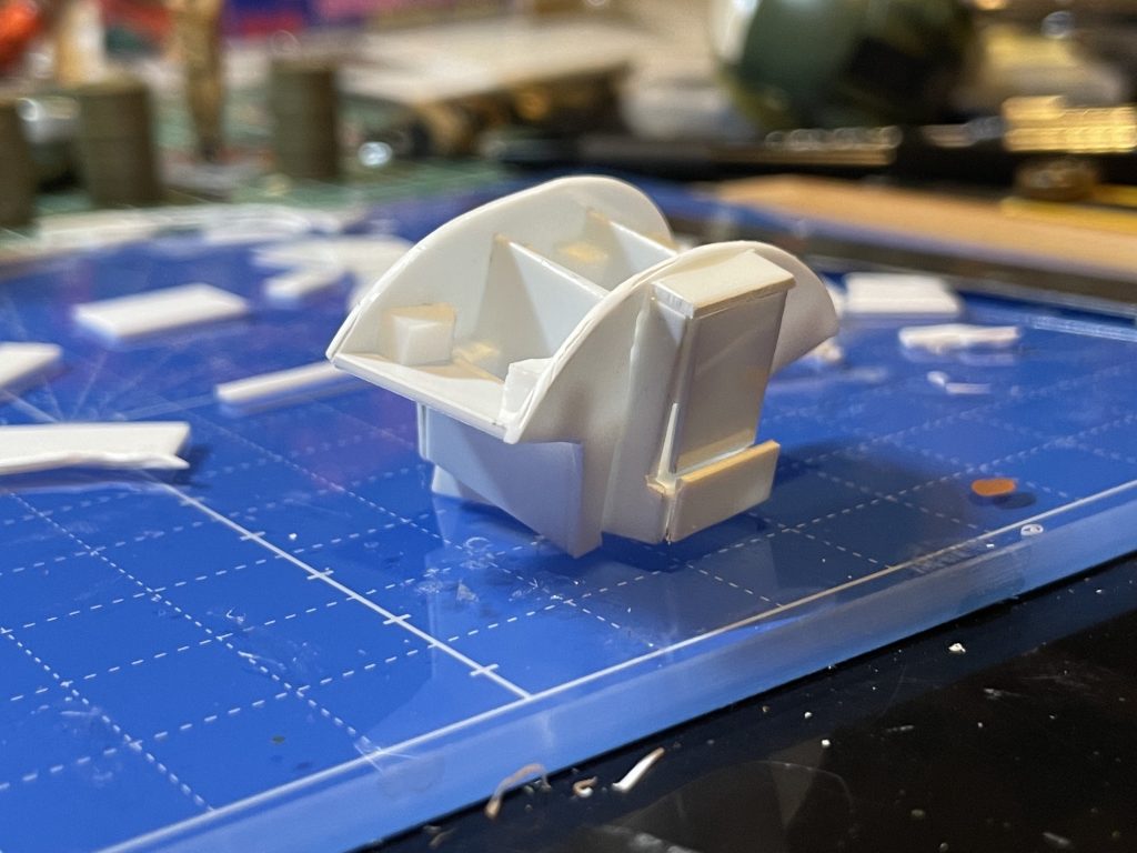 頭部の後ろの部分もプラ板貼り合わせ.というかスクラッチ部分はほぼプラ板とプラ棒です.