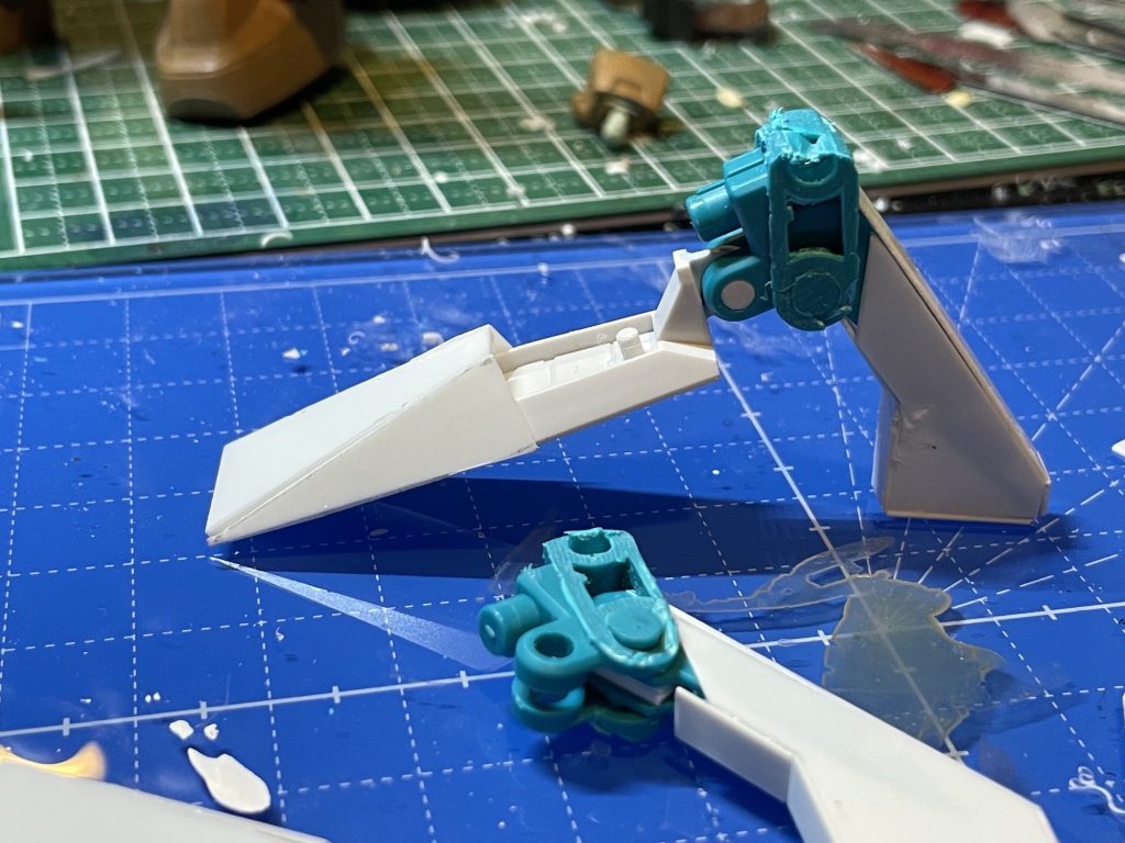 足の形も全く違うので,元のパーツにプラ板を貼り付けて形成.関節が分厚いので削ったり.