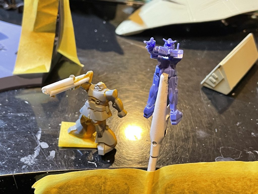 ガンダムはアッザムのオマケ,ドムはミデアのオマケを使用.関節で切って再接着.ドムはなんとなくビームバズーカにしました.