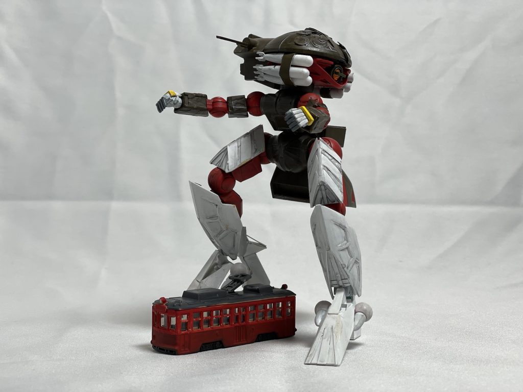 ノックスの街に侵攻してきて路面電車をまたぐシーンがあるんですが,それっぽい画を.電車はトミカの広島電鉄650形を色塗り直しました.