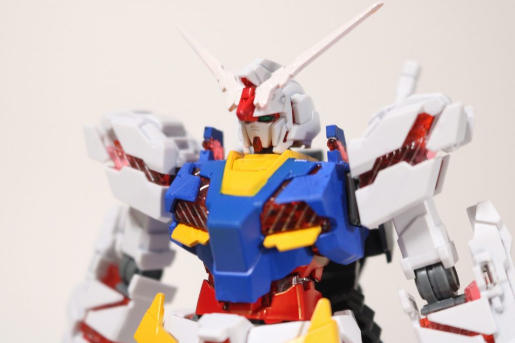 ガンプラ作成のリハビリを兼ねていたので、全塗装はせず、必要箇所だけを部分塗装です。ここまでやるなら、目の色もファースト準拠の黄色にすればよかった。