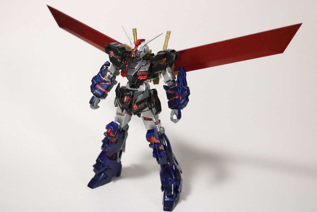 前回(https://gumpla.jp/hg/917917)の続き。紅の翼が付いたことで、全体のカラーに赤色が加わり、本体のみよりもマジンガーっぽさが増した気がします。