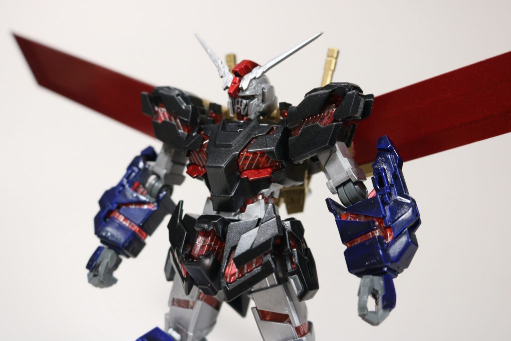 翼はコトブキヤのオプションパーツの大剣を使っています。バックパックには真鍮線で無理やり接続しています。