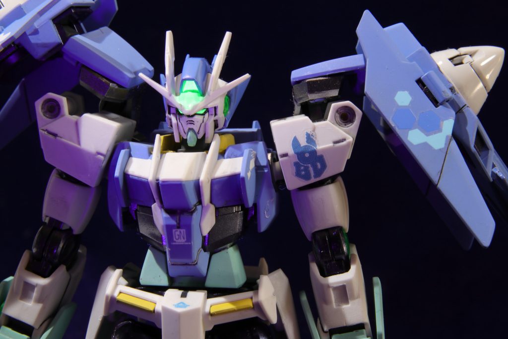 正面からブラックライトで蛍光を光らせています。