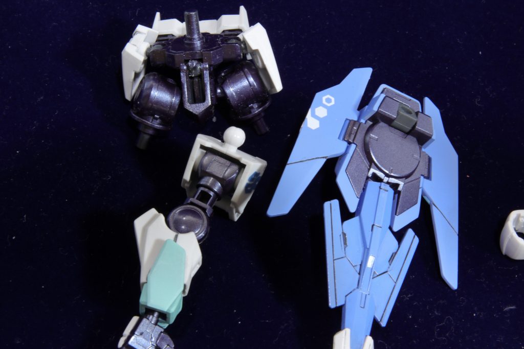 関節の一部をメタリックパープルブルーみたいなカラーにしています。イメージはメタルビルドの00ライザー、デザイナーズブルーverのあの関節色。結構いい線言ってるんですが…全然伝わらない…