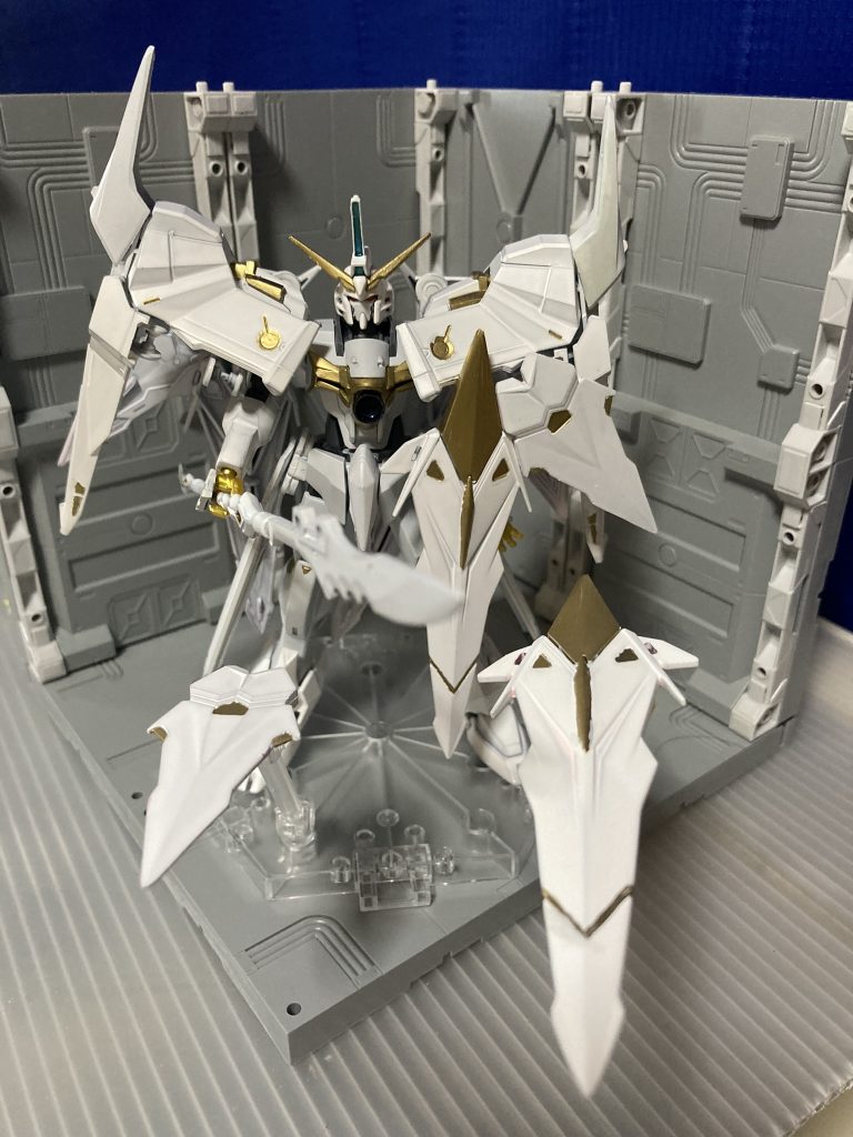フルクロスになってる手裏剣は一応ファング。薙刀状のグレイヴでコントロール。IフィールドかGNフィールド持ってるので防御は完璧(かも)。
