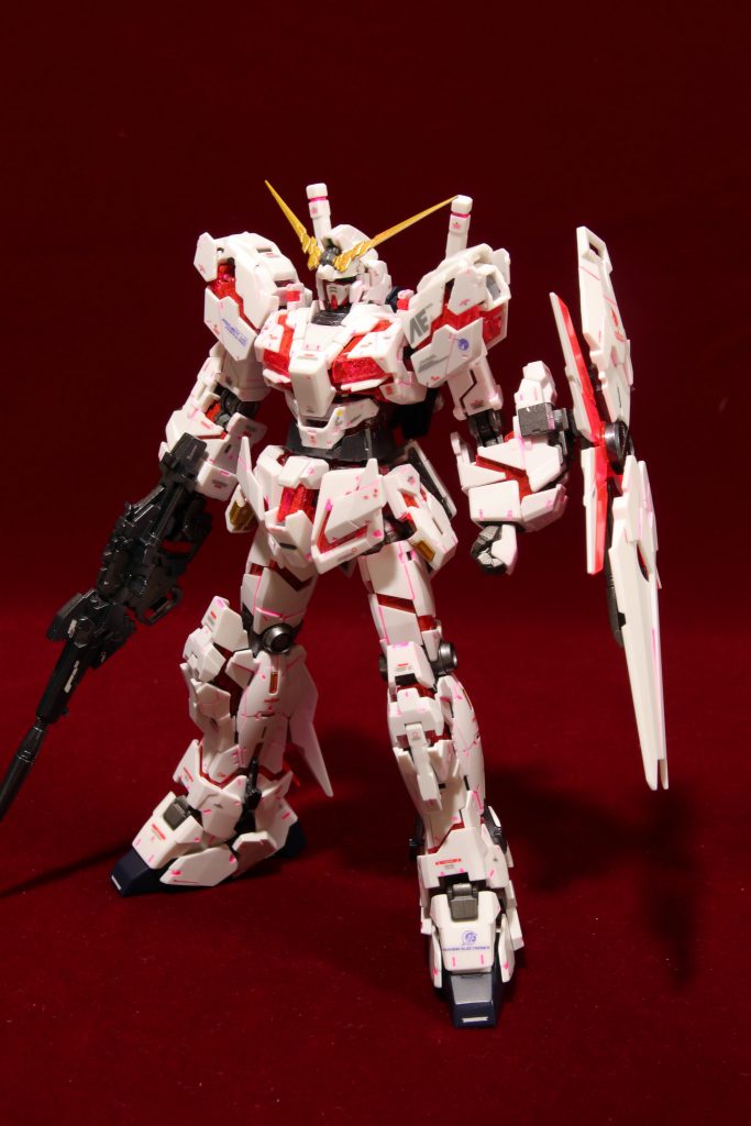 全身塗装レシピ・白→整形色のまま+ガイアエナメル蛍光ピンク(スミ入れ)・青というか紺→調合のネイビーブルー・サイコフレーム→ガイア蛍光ピンク・各所フレーム→フレームメタリック1、ヘキサギアガンメタ・武装類→クレオスメタルブラック・金→ガイアスターブライトゴールド