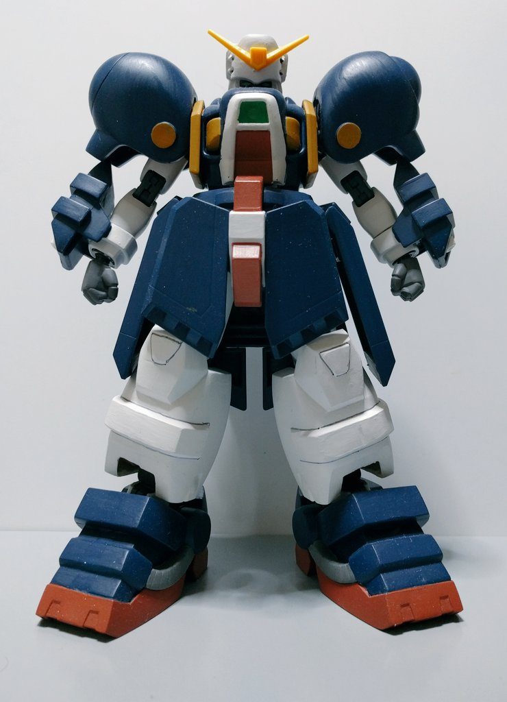 基にしたトイのプロポーションが細すぎたので、下半身のボリュームアップを中心に大型化しながらフレームに取り付けています。