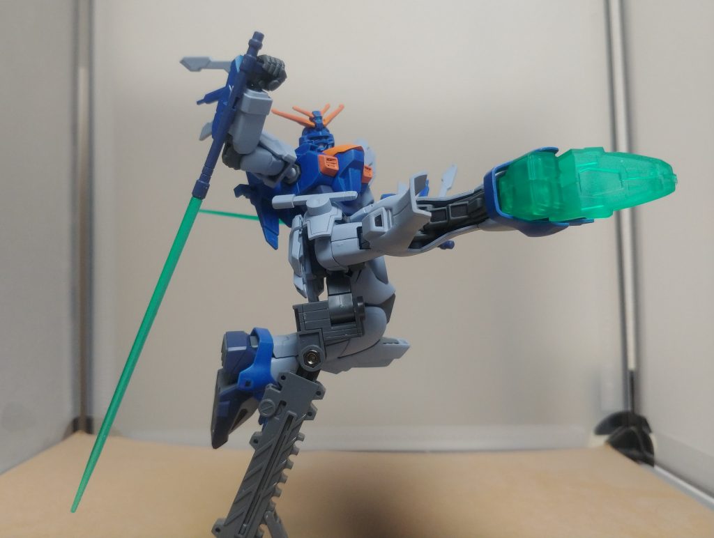 とにかくこのポーズがとらせたかったです。天空宙心拳奥義トンファーキック！