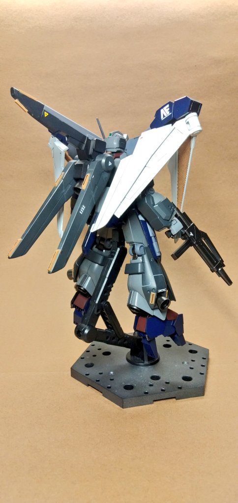 スラスターの色をどうするか悩みました。結局ダークイエローにしたのですが、なかなか似合っていて気に入っております。