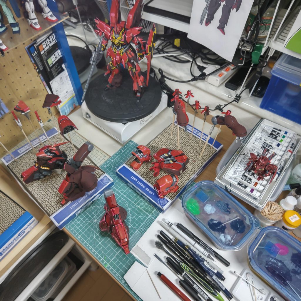 以前にイラスト風塗装したMGシナンジュ、同じくイラスト風塗装の食玩のサザビーを参考に調色。