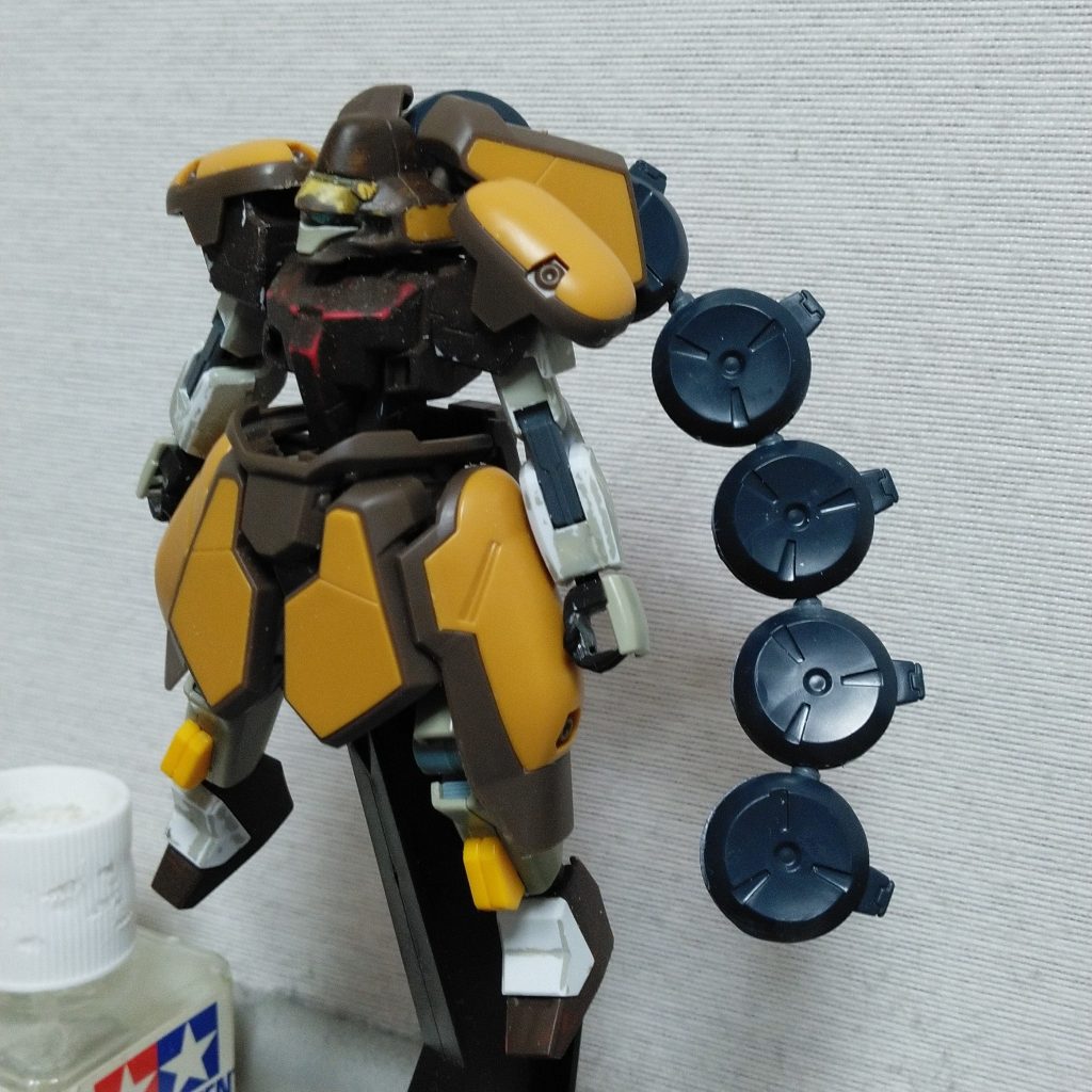 プラネイトディフェンサーは一つ一つ切り離しボールデンアームズのジョイントを差して接着し表情をつけられるように。スネのパーツはサンドロックの旧キットのもの。