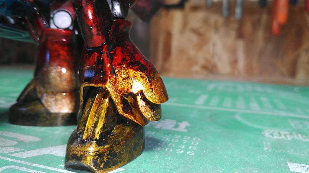 サフグレー→フラット黒→クリアレッド→クリアオレンジの順で塗りました💦今回初の試みのため、正解がわからず😭さらに、追加装甲につけ爪2枚にパテ盛りで加工しました(*^^*)  