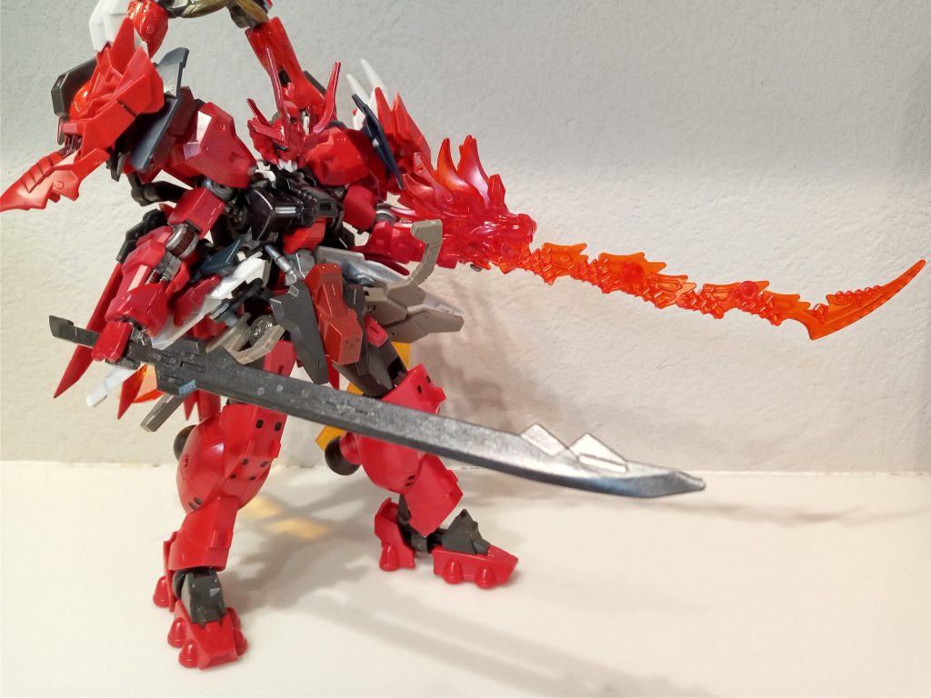 焔刃獅子の頭のようなエネルギー体が炎の刃をまとう