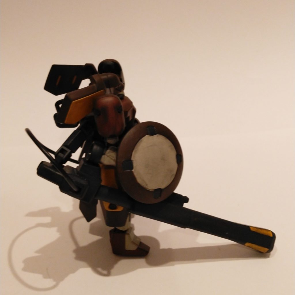 接近された時は盾の内側のビームサーベルを使用。盾とサーベルはリーオーの流用品。