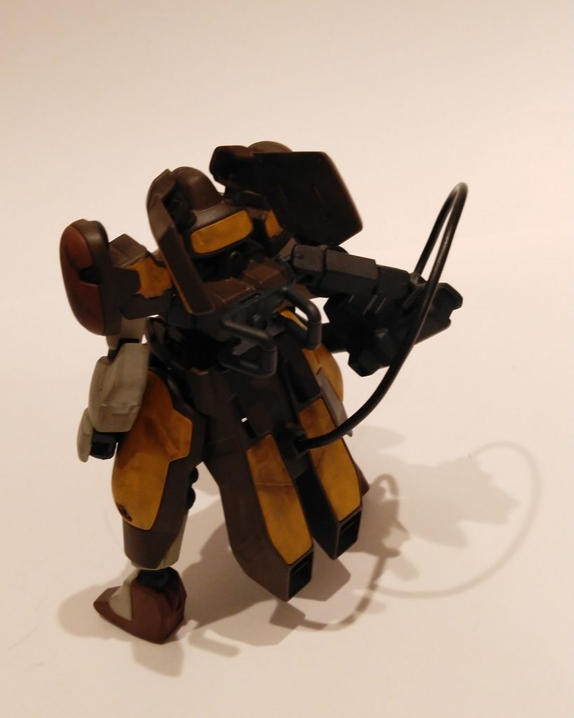 ビーム砲の砲身は分解して背部のアームにマウント可能。