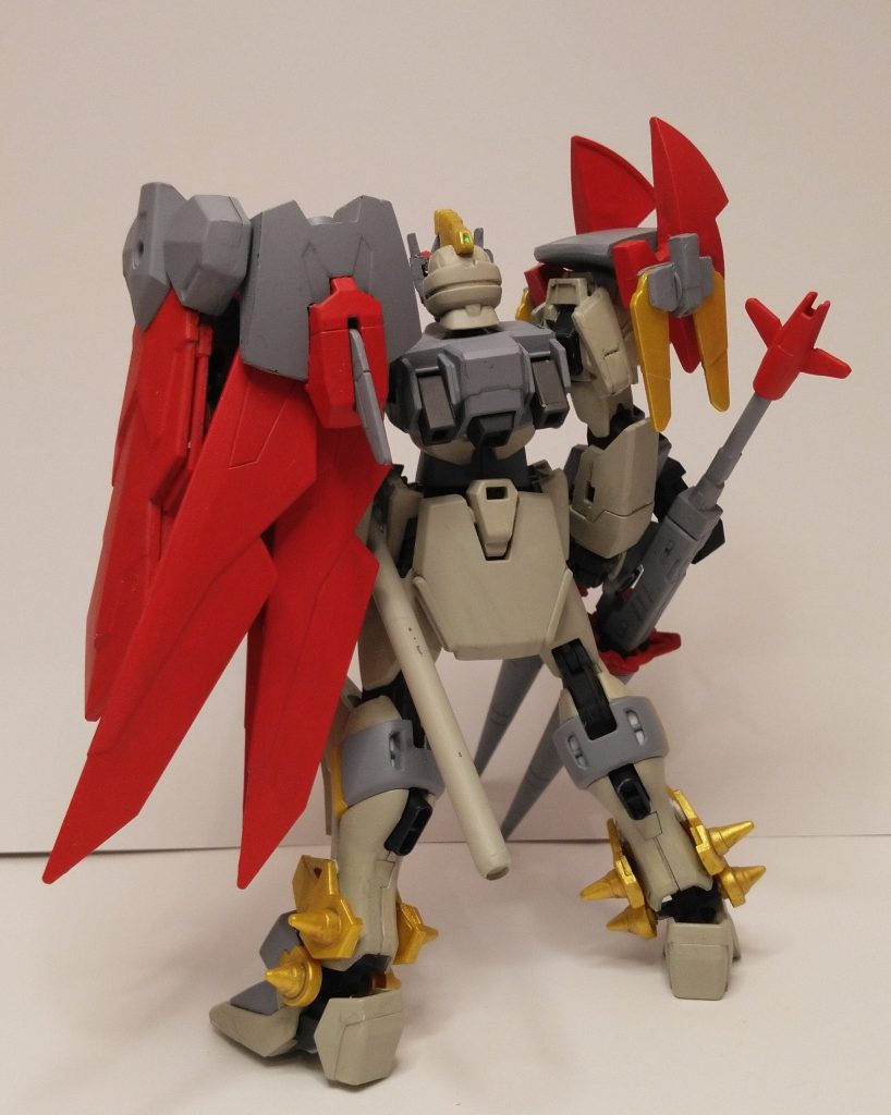 肩や武器がボリューミーなのでバックパックはスッキリに。