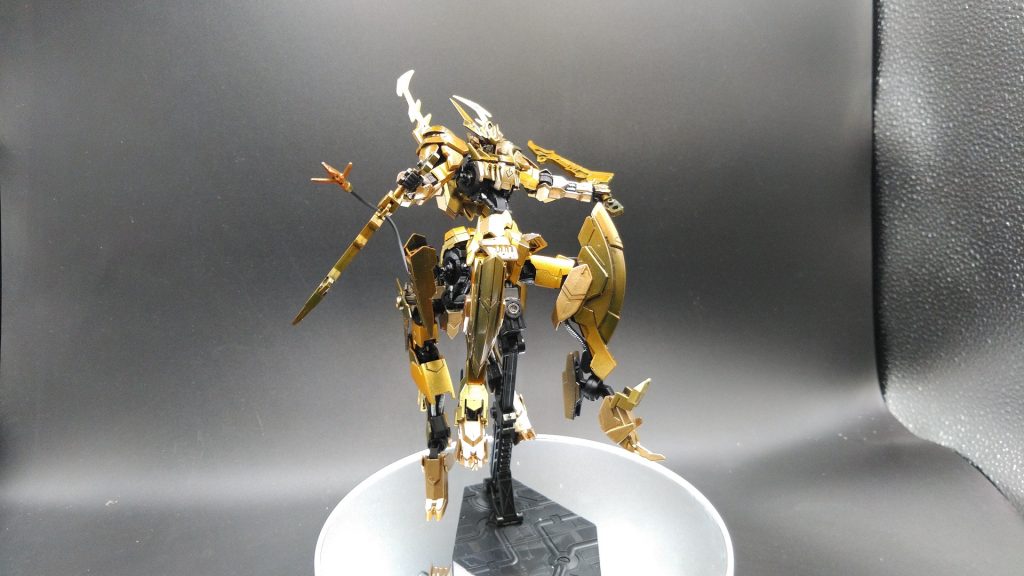 ガンダムフレームはつや消し黒+シルバーで部分塗装