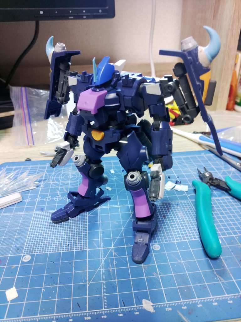 ほぼ確定の塗装前。肩はプラ板を貼って気持ちディテールアップ。「プラ板の覇者」と勝手に名付けている(笑)某プロモデラーさんにあやかってみましたが、これ以上細かいのは僕は無理かなwww