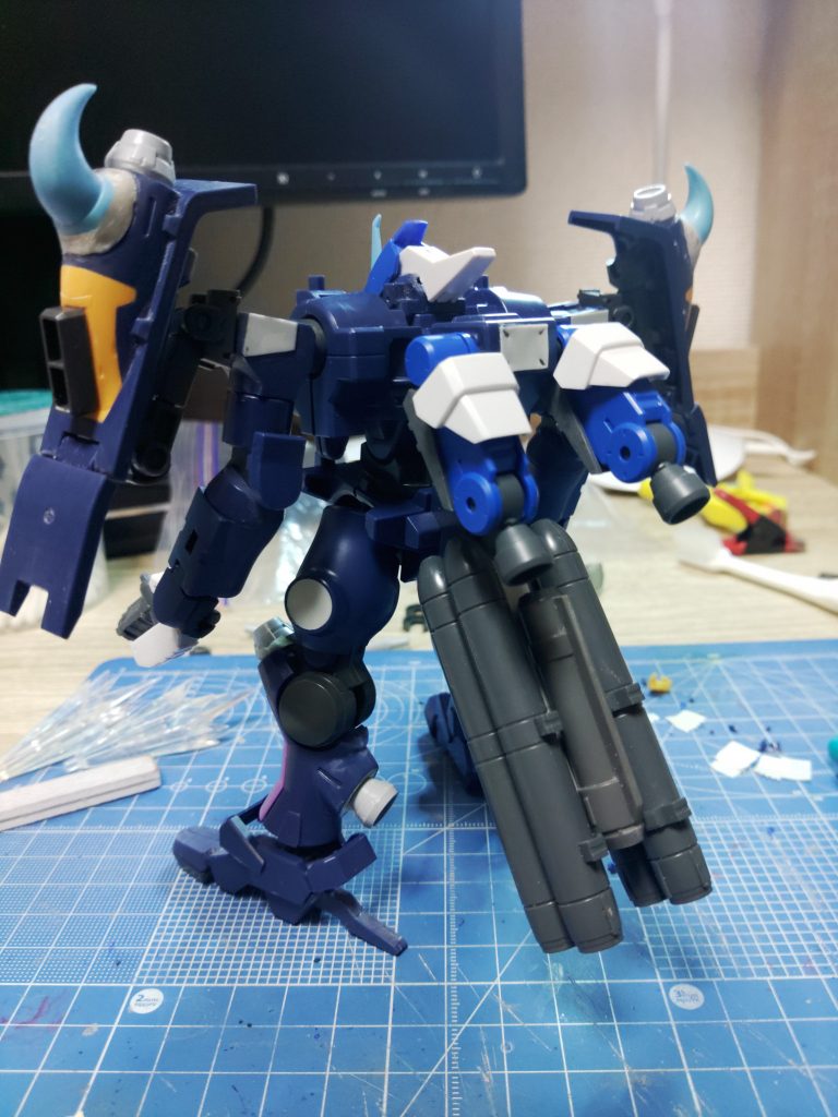 うしろ。塗装しないとバーニアは何使ってるかバレバレですねw(塗ってもバレバレですが爆)シレッとバックパックにもプラ板貼ってみました。ギリギリで思いついたので、モモ部分のガンマウントがまだありませんね。適当なジョイントパーツをくっつけて、ケンプファーのシュツルムファウストみたいなマウント方法にパクりました。