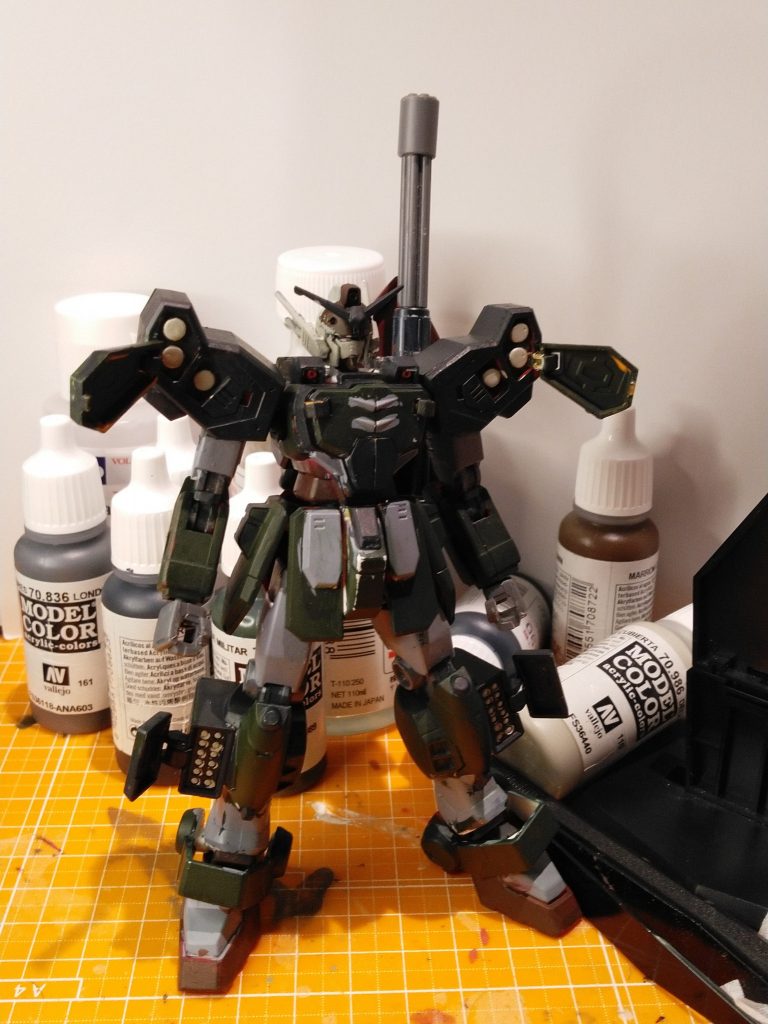 ガンダムブレイカーモバイルでおおまかな配色を決めたあと、実際に軽く塗装しながらどう配色するかを決めました。