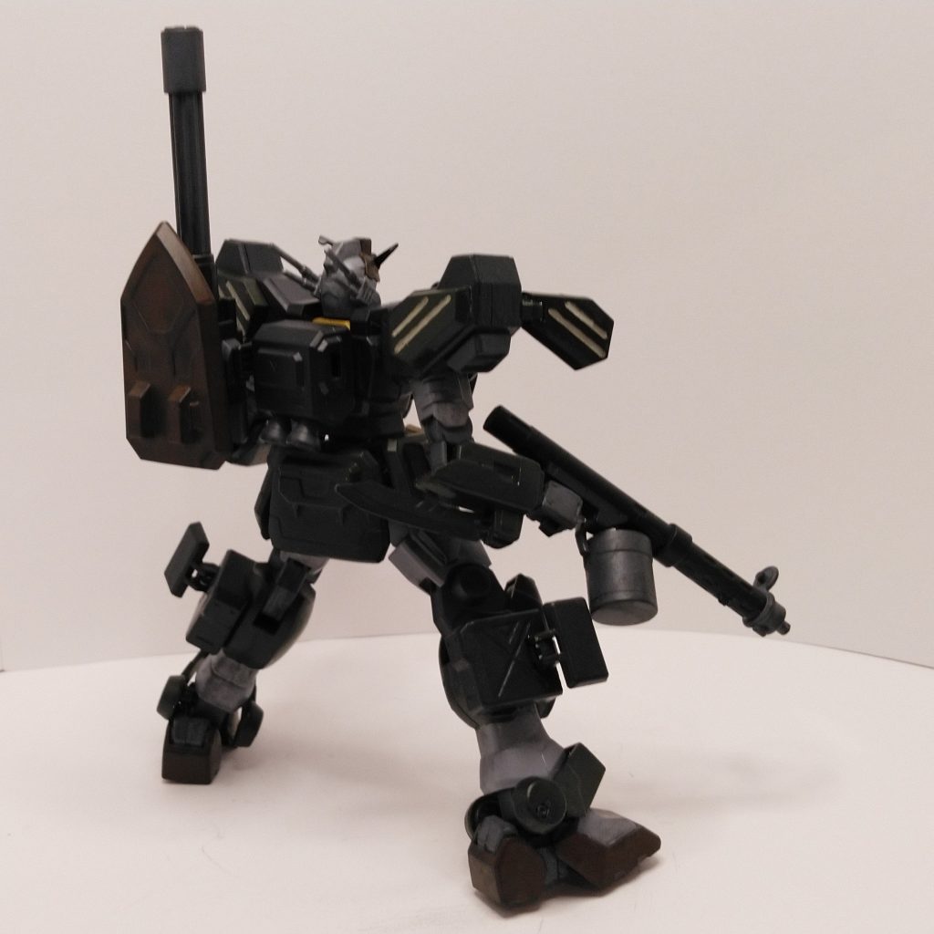 塗装はリアルタイプカラーガンダムの配色を参考にしつつ更にトーンを下げた色にしました。ロンドングレー、ミリタリーグリーン、ジャーマングレー、チョコレートブラウンを主に使用。