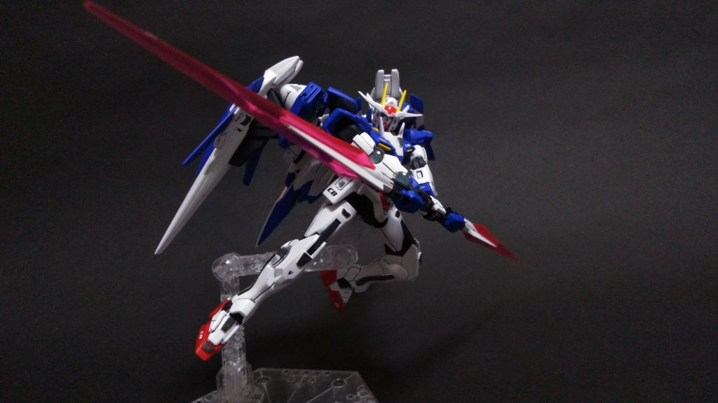 GNソードⅡツインランスビームサーベル 右GNドライヴに『EXIA』のデカールを貼っているのは、エクシアの太陽炉を使用していると言う意味です。