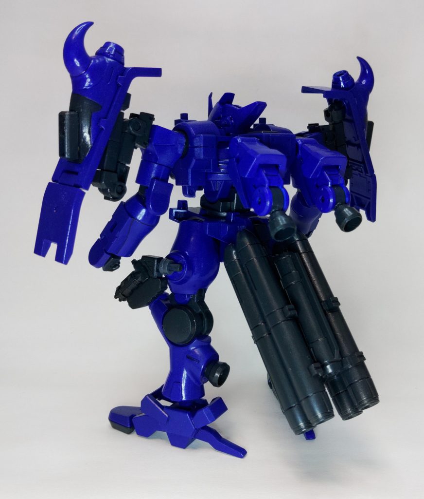 うしろ。ふくらはぎに適当なバーニアを追加。バックパックにボールジョイントを追加してシュヴァルベグレイズのブースターに適当にパーツはっつけてごまかし作製。腰のタンクは連装バーニアに変更。アームアームズの謎のパーツといつだかのキャンペーンでもらった大型ミサイルをバーニアに見立てています。これは3ミリ穴を増設してるので、少しポジションチェンジできます。