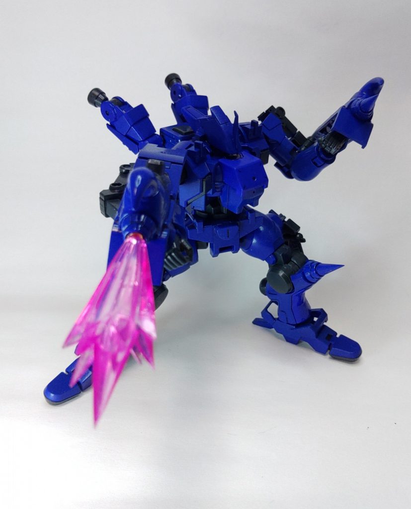 でメインギミック。シールドスラスターはスラスターっぽいパーツとグフから流用したスパイク、ビルダーズパーツのスパイク(膝も同様です)を取り付けています。またジャンクからそれっぽく作ったアームで結構フレキシブルに可動。腕部分に寄せてナックル風にできます。スパイクは取り付け式にして、かつビームエフェクトに変えてビームラムっぽくもできます。これ全展開して大暴れするラルさん、アツいと思いませんか!?「ワシをグフやドムだけのファイターだと思わんことだ!」とか言いながらちぎっては投げるわけですよw