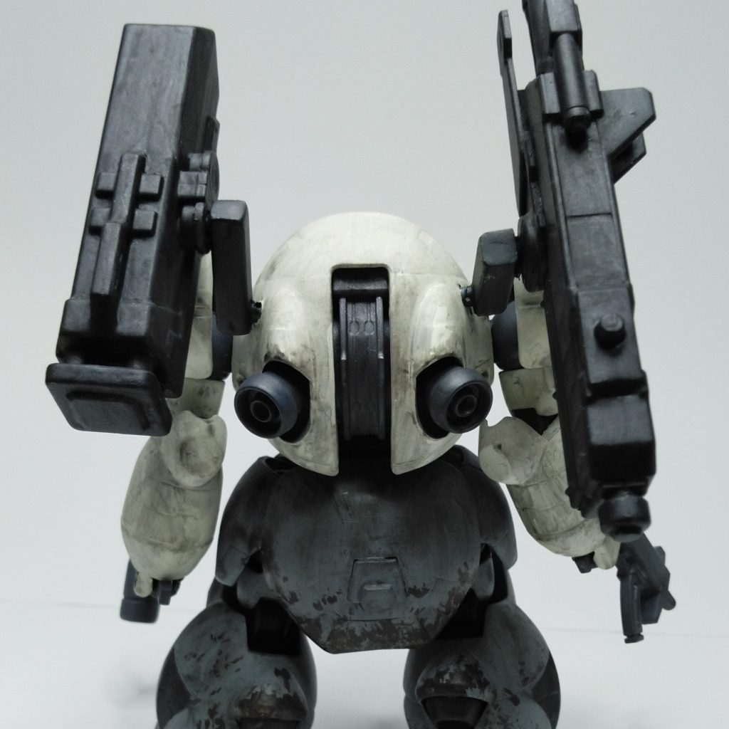 追記→背中は横からピンバイスで3mm穴を開けてボールデンアームズのジョイントで強引に繋げています。基本的に正面からしか見ないので抜けるところは手抜きしてます。