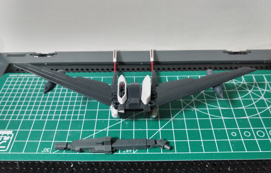 フライトユニットはHGCEのフォースシルエットにOライザーの部品を取っ付けてます。両翼の10連デュアルミサイルポットはウィンダムのジェットストライカーの物を使用。兵装ペイロードはプラ版を翼の内側に接着してます。460mmレールガンKGX-9型はAGE-1のドッズライフルにパワードアームズパワーダのレール、稼働部ジョイントはスカルウェポンの流用です。口径にはカスタマイズキャンペーン2015sumer第１弾の三連キャノンの先端をそのまま差し込みました。ここまでの閲覧ありがとうございました(ﾟvﾟ)ﾉ