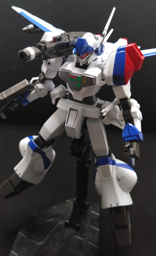 再現した460mmレールキャノンKGX-9型も上下稼働が可能。素材はAGE-1のドッズライフルなので大口径ドッズキャノンですかね？胸の電子器機は余りのホイルシールを貼り付けて再現しました。