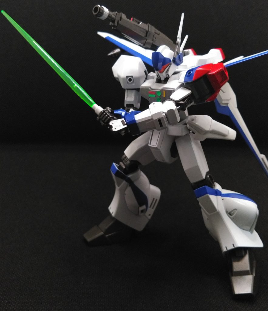 勿論ビームソードも標準装備。腰にサーベルラックをプラ版で追加し納刀時は左腰に備え付けられます。