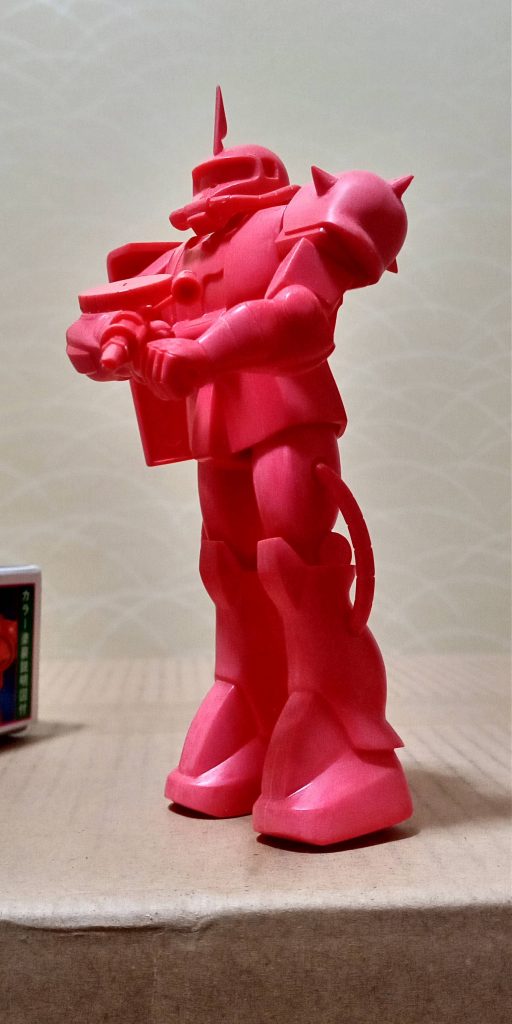 カメラ目線で………って影〜!? 「グポーン」で感動したな~。旧キットのグフは1000円越えてるから、なかなか手が出せない……。当時の定価をできるだけ越えたくないので。考え中……。